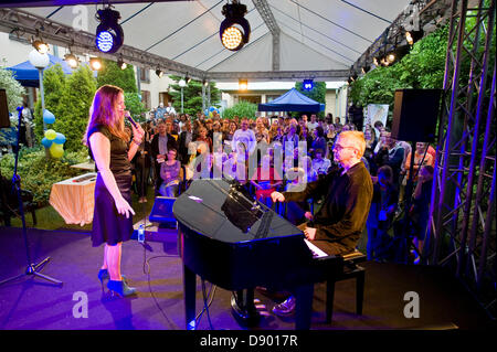 Varsavia, Polonia. Giugno 6th, 2013 - L'Ambasciata di Svezia in Polonia disposto un evento open house per celebrare la Giornata nazionale della Svezia. Ambasciatore Staffan Herrstöm ha accolto i visitatori in fluent polacco. Cantante svedese Anna Christoffersson, eseguendo con American-nato il pianista Steve Dobrogosz, iniziato il concerto serale con l'inno nazionale. Alcuni 700 visitatori goduto l'evento unico nel suo genere. Credito: Henryk Kotowski/Alamy Live News Foto Stock