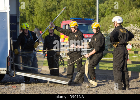 Humberside fuoco e il servizio di soccorso durante un esercizio per il soccorso di un cavallo da un rimorchio Foto Stock