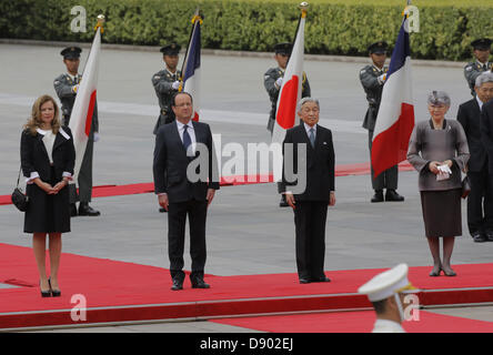 Tokyo, Giappone. Il 7 giugno 2013. Il Presidente francese Francois Hollande, seconda a sinistra e giapponese imperatore Akihito, la terza a sinistra, Hollande il partner Valerie Trierweiler, sinistra e giapponese Imperatrice Michiko assistere ad una cerimonia di benvenuto presso il palazzo imperiale di Tokyo, Venerdì, Giugno 7, 2013. Credito: ZUMA Press, Inc./Alamy Live News Foto Stock