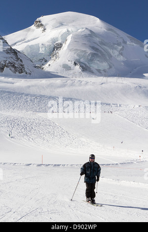 Tassa ghiacciaio, Saas fee, Vallese, Svizzera. Uno sciatore su una pista da sci sul ghiacciaio durante una giornata invernale. Foto Stock