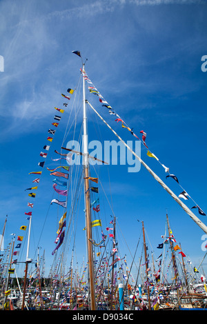 Addobba Yacht a montanti a Yarmouth harbour Isle of Wight durante il vecchio Gaffers weekend Foto Stock