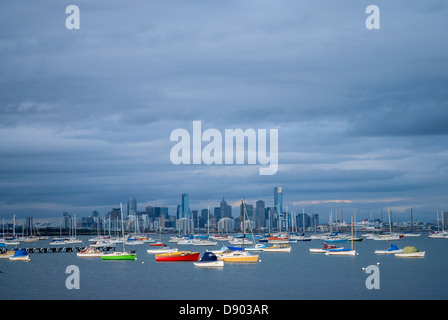 Le imbarcazioni al Williamstown appena attraverso Port Philip Bay dal centro cittadino di Melbourne, Australia. Foto Stock