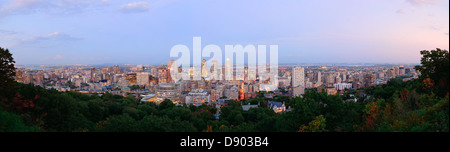 Montreal al crepuscolo panorama con grattacieli urbani visto dal Mont Royal Foto Stock