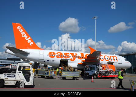 Paesi Bassi, Amsterdam, all'aeroporto di Schiphol, easyJet A319 airbus essendo rifornito, il bagaglio caricato etc Foto Stock