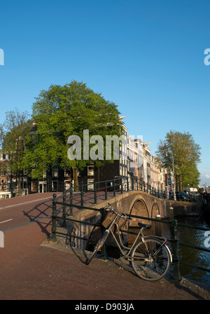 Paesi Bassi, Amsterdam, bicicletta e Ponte sul Reguliersgracht Foto Stock