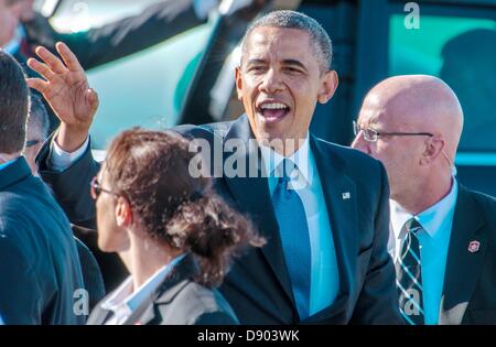 Il Presidente Usa Barack Obama onde al pubblico dopo essere arrivati a Moffett Federal Airfield on Air Force One Giugno 6, 2013 in San Jose, CA. Obama è in California per incontrare il leader cinese Xi Jinping. Foto Stock