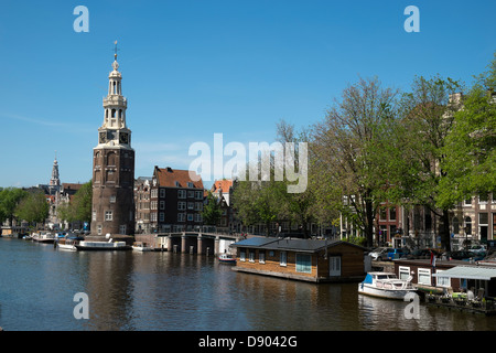 Paesi Bassi, Amsterdam, Oude Schans e la Torre Montelbaanstoren Foto Stock