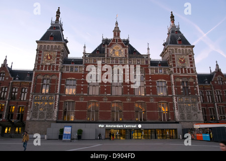 Paesi Bassi, Amsterdam Centraal Station al crepuscolo Foto Stock