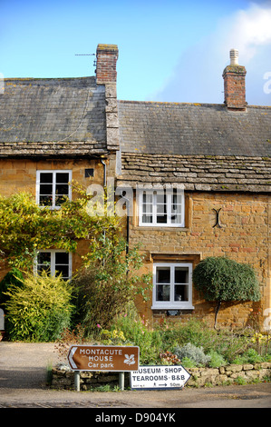 Un cartello marrone per Montacute House in Somerset REGNO UNITO Foto Stock