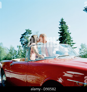 Un paio di baciare in un'auto. Foto Stock