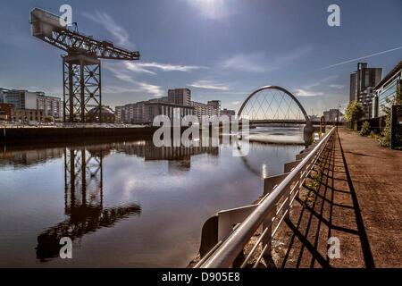 Glasgow, Scotland, Regno Unito il 7 giugno 2013. Un altro bel giorno nella città di Glasgow, qui mostrato sul fiume Clyde. Paul Stewart/Alamy Live News Foto Stock