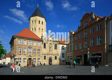 Domplatz und Markt mit Gaukirche Sankt Ulrich in Paderborn, Ostwestfalen-Lippe, Renania settentrionale-Vestfalia Foto Stock