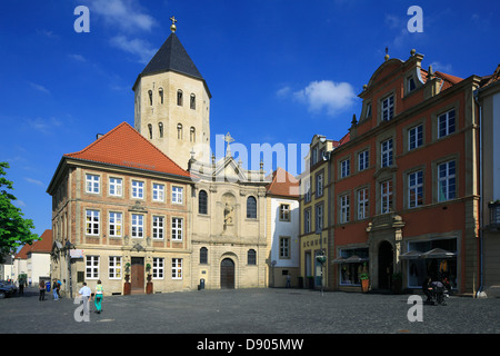 Domplatz und Markt mit Gaukirche Sankt Ulrich in Paderborn, Ostwestfalen-Lippe, Renania settentrionale-Vestfalia Foto Stock