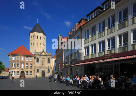 Domplatz und Markt mit Gaukirche Sankt Ulrich in Paderborn, Ostwestfalen-Lippe, Renania settentrionale-Vestfalia Foto Stock