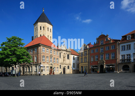 Domplatz und Markt mit Gaukirche Sankt Ulrich in Paderborn, Ostwestfalen-Lippe, Renania settentrionale-Vestfalia Foto Stock