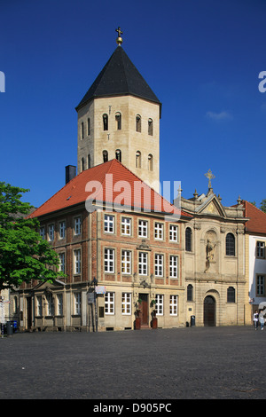 Domplatz und Markt mit Gaukirche Sankt Ulrich in Paderborn, Ostwestfalen-Lippe, Renania settentrionale-Vestfalia Foto Stock