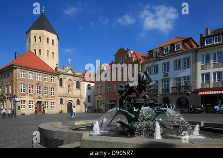 Domplatz und Markt mit Gaukirche Sankt Ulrich und Neptun-Brunnen in Paderborn, Ostwestfalen-Lippe, Renania settentrionale-Vestfalia Foto Stock