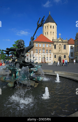 Domplatz und Markt mit Gaukirche Sankt Ulrich und Neptun-Brunnen in Paderborn, Ostwestfalen-Lippe, Renania settentrionale-Vestfalia Foto Stock