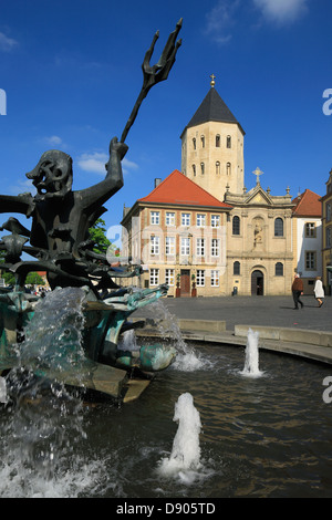 Domplatz und Markt mit Gaukirche Sankt Ulrich und Neptun-Brunnen in Paderborn, Ostwestfalen-Lippe, Renania settentrionale-Vestfalia Foto Stock