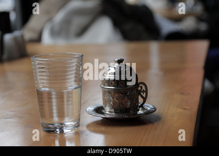 Il caffè turco & Coppa acqua Istanbul Turchia 10 Novembre 2012 Foto Stock