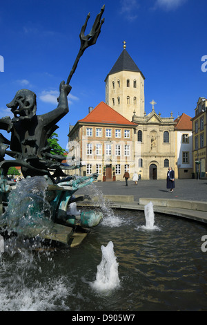 Domplatz und Markt mit Gaukirche Sankt Ulrich und Neptun-Brunnen in Paderborn, Ostwestfalen-Lippe, Renania settentrionale-Vestfalia Foto Stock