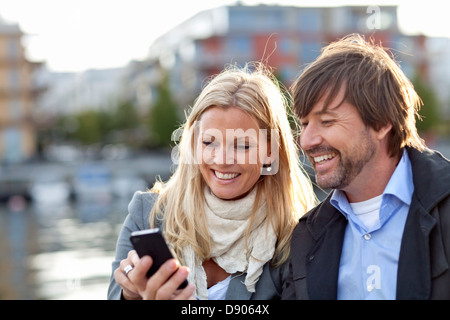 Matura mediante telefono cellulare insieme Foto Stock
