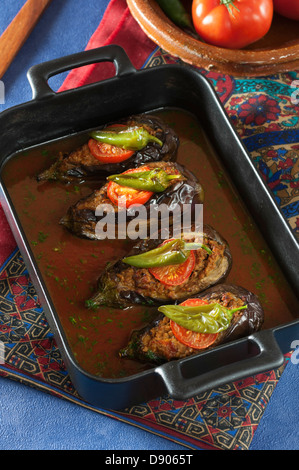 Aubergine Karniyarik Turkish melanzane ripiene riempito con agnello macinata Foto Stock