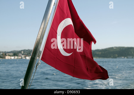 RED FLAG turco sulla barca Istanbul Turchia 11 Novembre 2012 Foto Stock