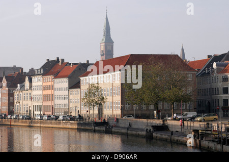 Uno dei canali di Copenaghen con Radhus (Municipio) torre dell orologio sullo sfondo, Copenhagen, Danimarca Foto Stock