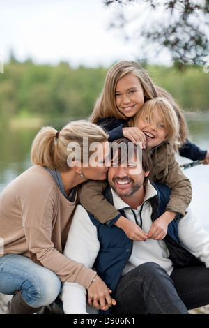 I genitori e i due bambini di incollaggio Foto Stock