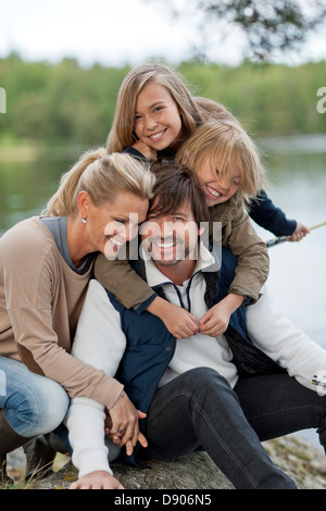 I genitori e i due bambini di incollaggio Foto Stock