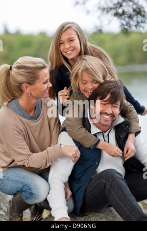 I genitori e i due bambini di incollaggio Foto Stock