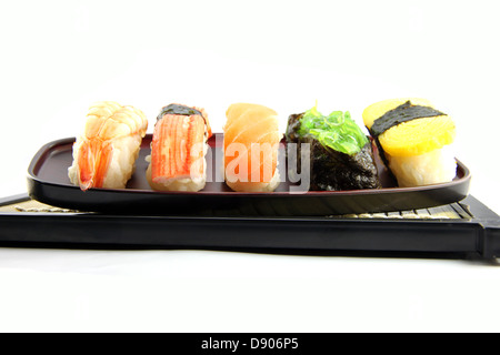 I frutti di mare Sushi sul piatto in vista laterale. Foto Stock