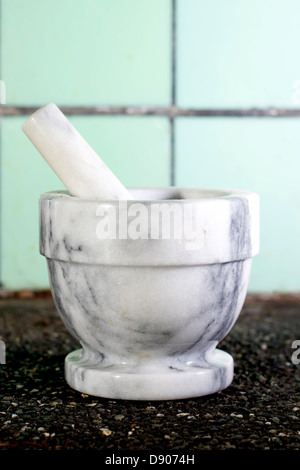 Mortaio in marmo sul banco di cucina Foto Stock