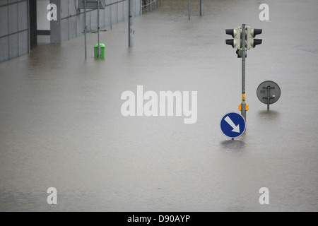 Allagato il bivio. Alluvione a Praga, nella Repubblica Ceca il 3 giugno 2013. Foto Stock