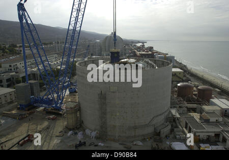 Ottobre 12, 2002 - San Diego, California, Stati Uniti - Southern California Edison ha detto in una dichiarazione che andrà in pensione il twin reattori del suo San Onofre centrale nucleare a causa di incertezza circa il futuro della pianta, che stava affrontando ostacoli regolamentari e delle indagini. L'impianto situato tra San Diego e Los Angeles è stato costruito 40 anni fa ma non ha energia elettrica prodotta a partire dal gennaio 2012, dopo una piccola perdita di radiazione ha portato alla scoperta di insoliti danni a centinaia di tubi che portano acqua radioattiva. La pianta di potere al suo picco powered 1.4 milioni di abitazioni nel sud Cali Foto Stock