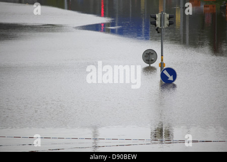 Allagato il bivio. Alluvione a Praga, nella Repubblica Ceca il 3 giugno 2013. Foto Stock