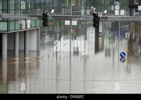 Allagato il bivio. Alluvione a Praga, nella Repubblica Ceca il 3 giugno 2013. Foto Stock