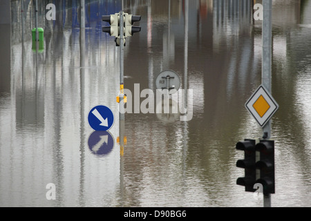 Allagato il bivio. Alluvione a Praga, nella Repubblica Ceca il 3 giugno 2013. Foto Stock