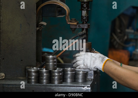 Tecnico cuscinetto rendono il veicolo in fabbrica Foto Stock