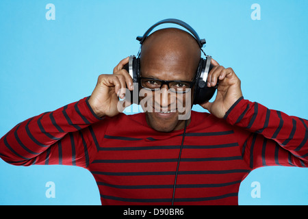 Un uomo di mezza età con le cuffie. Foto Stock