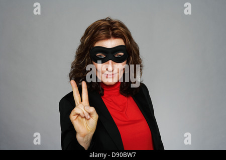 Ritratto di una donna di mezza età che indossa una maschera. Foto Stock