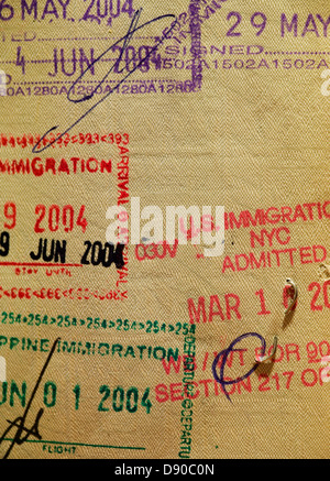 Close-up di francobolli in un passaporto. Foto Stock
