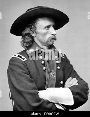 GEORGE Armstrong Custer (1839-1876) dell'esercito degli Stati Uniti come ufficiale di un brevet-major circa 1865 Foto Stock