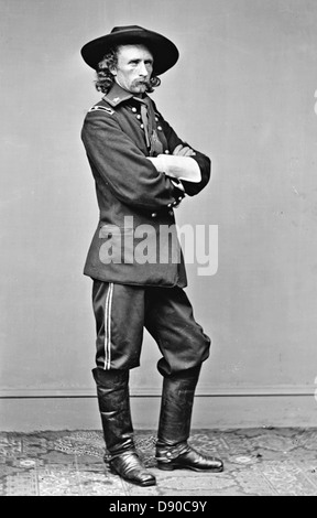 GEORGE Armstrong Custer (1839-1876) dell'esercito degli Stati Uniti come ufficiale di un brevet-major circa 1865 Foto Stock