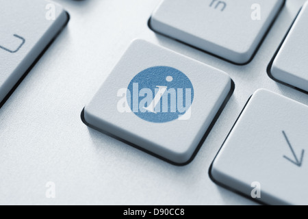 Pulsante su una tastiera moderna con informazioni icona simbolo Foto Stock