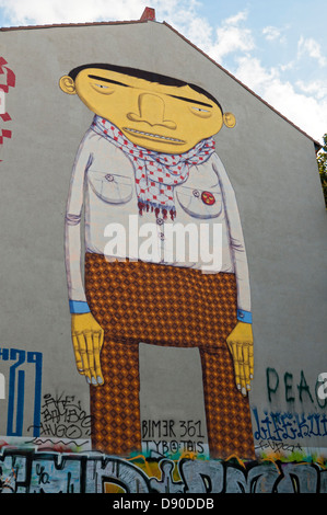 Uomo Giallo dipinto di Otavio e Gustavo Pandolfo (Os Gemeos), Kreuzberg Street Art, Berlino, Germania Foto Stock