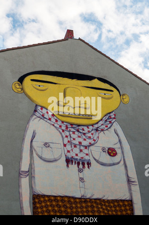 Uomo Giallo dipinto di Otavio e Gustavo Pandolfo (Os Gemeos), Kreuzberg Street Art, Berlino, Germania Foto Stock