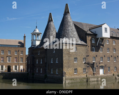 Tre mulini oasthouses dal fiume Lea e la Lea Valley a piedi London, Regno Unito Foto Stock