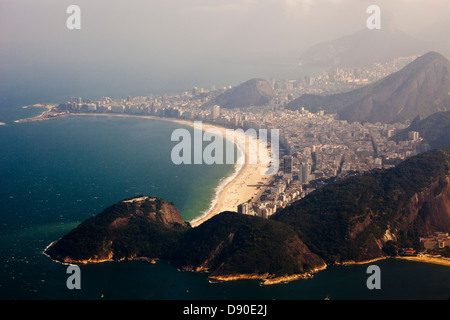 Vista aerea della spiaggia di Copacabana e del quartiere in una mattina misteriosa - alto livello di umidità nell'aria. Rio de Janeiro, Brasile. Foto Stock